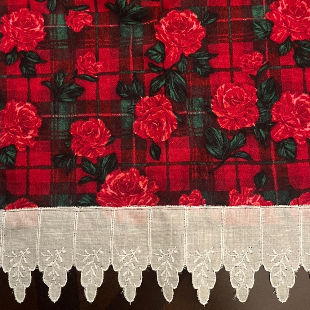 HANDMADE CHRISTMAS PLAID ROSE LACE SHOULDER & LAP WRAP - Picture 6 of 6